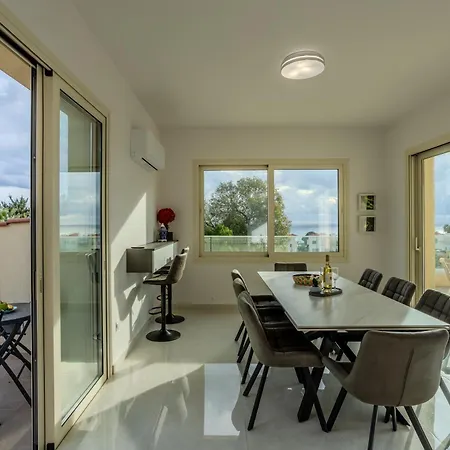 H&o Miki's Seaview House Villa *